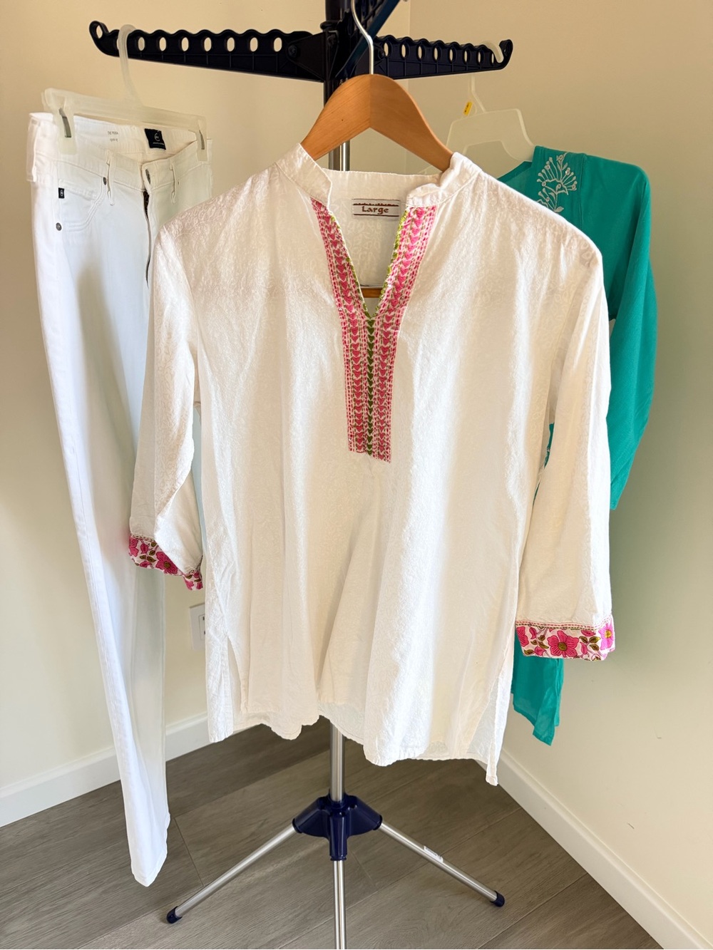 Boho L White Tunic top w embroidery